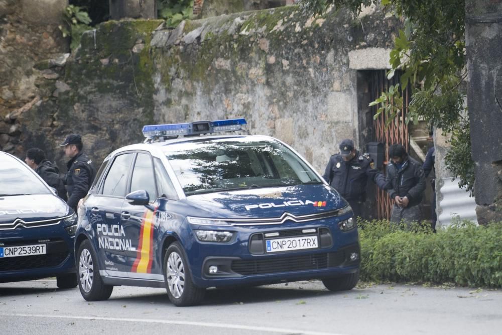 Varias unidades policiales realizaron un importante despliegue en las viviendas de San José, situadas entre los concellos de A Coruña y Arteixo, durante una investigación contra el tráfico de drogas.