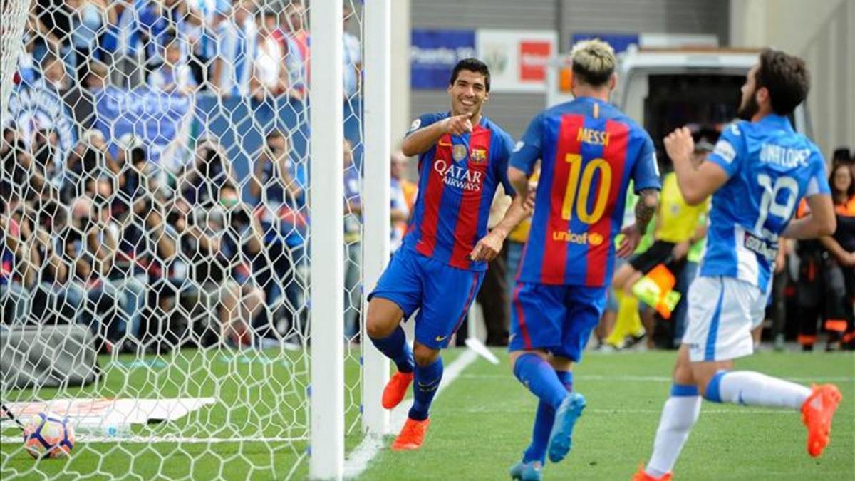 Luis Suárez celebra su gol con Messi