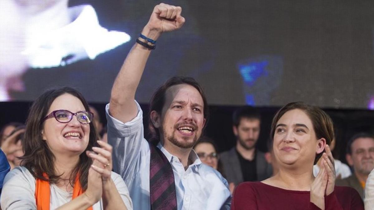 Pablo Iglesias, Ada Colau y Mònica Olra en un mitin en Valencia, el  pasado 18 de diciembre.