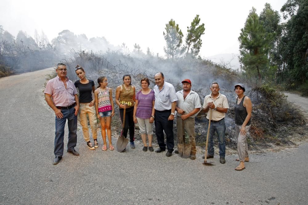 Los medios de lucha contra incendios han conseguido estabilizar el fuego y ha sido desactivada la situación de alerta. Alberto Núñez Feijóo estuvo ayer en Arbo para seguir las labores de los profesion