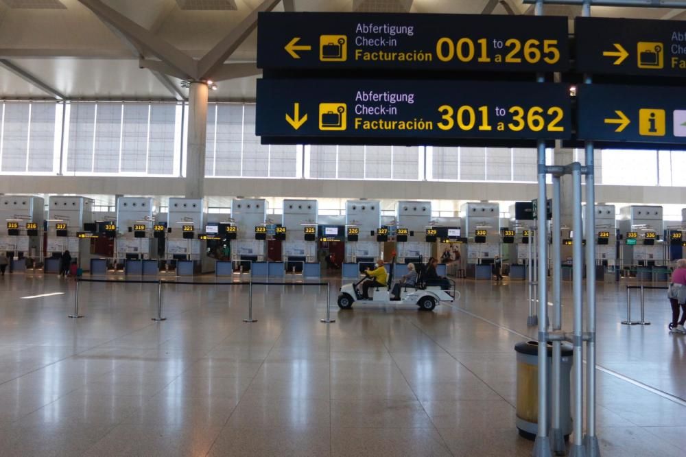 Efectivos de la UME en labores de desinfectación en el Aeropuerto de Málaga.