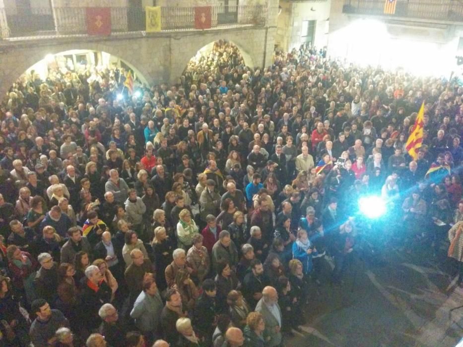 Concentració a la Plaça del Vi per reclamar l''alliberament dels consellers cessats