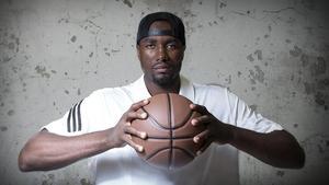 Serge Ibaka, posant a una cèntrica botiga d’esports a Barcelona.