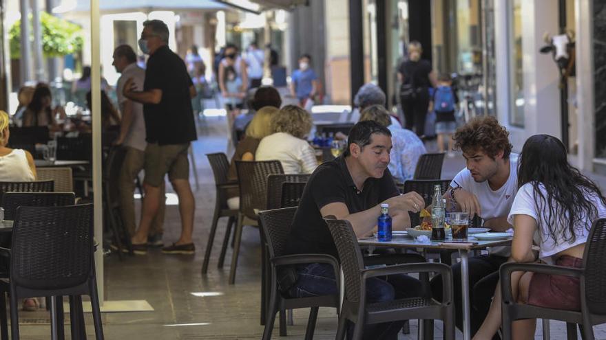 Elche permitirá que las terrazas abran en verano hasta las 02.30 horas de la madrugada