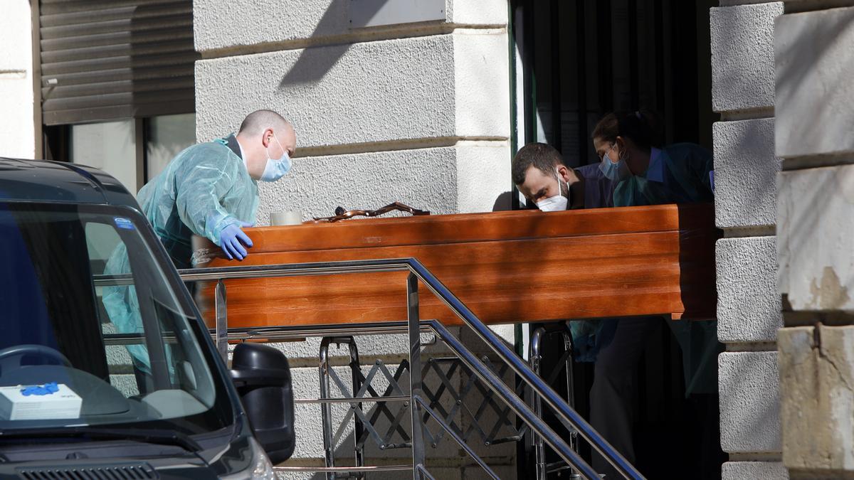 Unos operarios trasladan un féretro en el mortuorio del Hospital General de València.