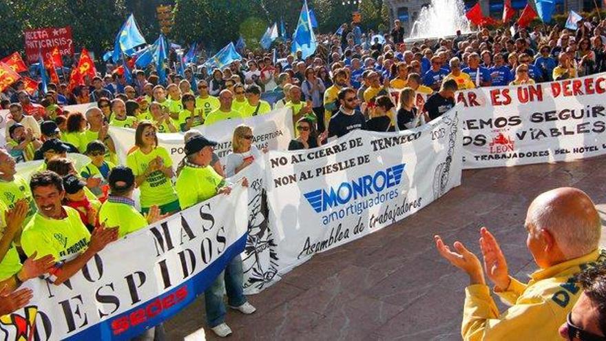 Los manifestantes a su llegada a la plaza de la Escandalera de Oviedo.