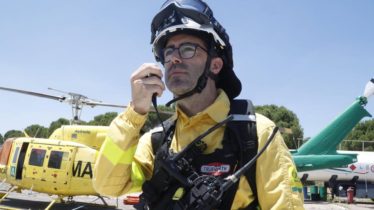 Uno de los bomberos forestales del Infoca.