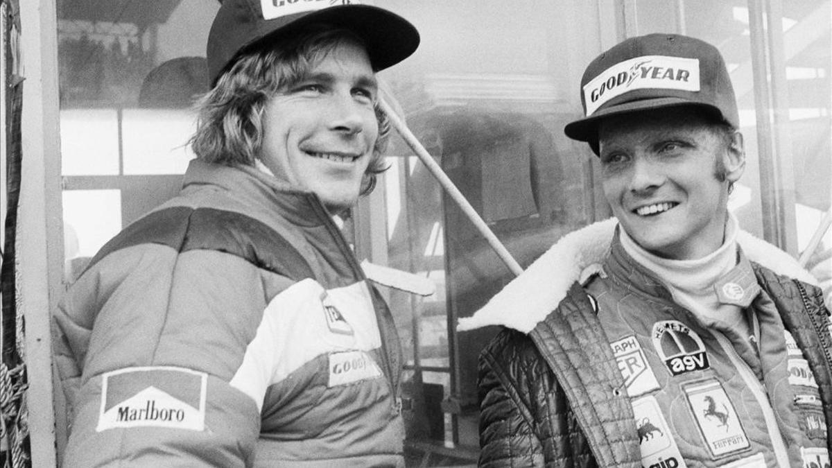 Niki Lauda (derecha) junto a James Hunt