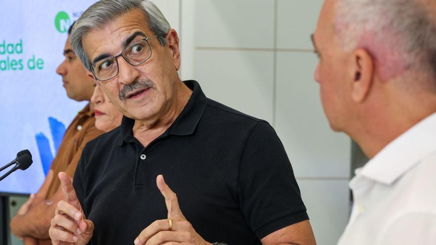 Román Rodríguez el pasado lunes en una rueda de prensa en la sede de NC de la capital grancanaria. A su derecha Luis Campos.