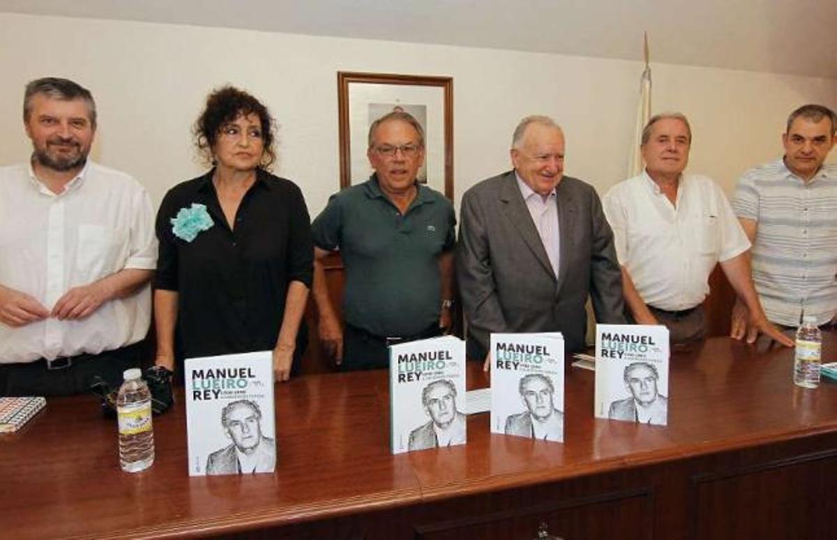 Manuel Bragado, Carme Carreiro, el alcalde Emiliano Lage, el presidente de la Real Academia Galega Xesús Alonso Montero, Modesto Hermida y Ramón Nicolás, en el acto de ayer en Fornelos. // J. Santomé