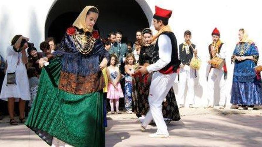 Una imagen de archivo del &#039;ball pagés&#039; de la fiesta del Pilar de la Mola.