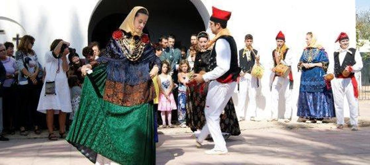 Una imagen de archivo del 'ball pagés' de la fiesta del Pilar de la Mola.