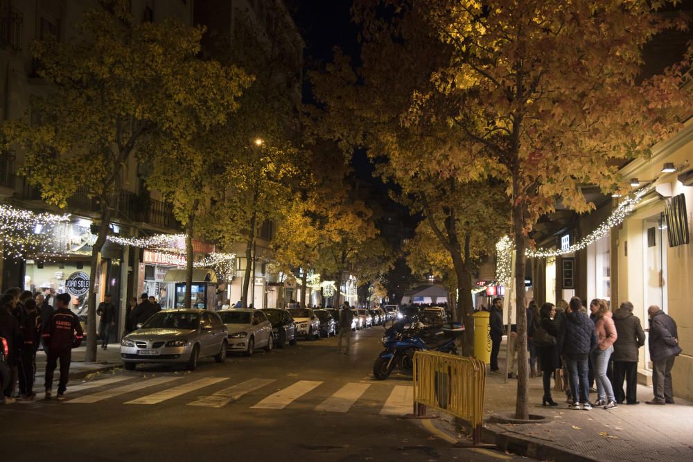 Manresa s'il·lumina per Nadal amb el principal carrer comercial a clapes