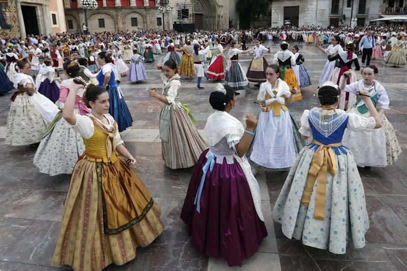 Dansà infantil en la plaza de la Virgen