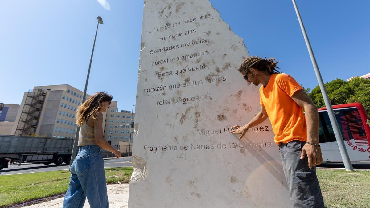 Los autores, durante la instalación del monumento frente al hospital