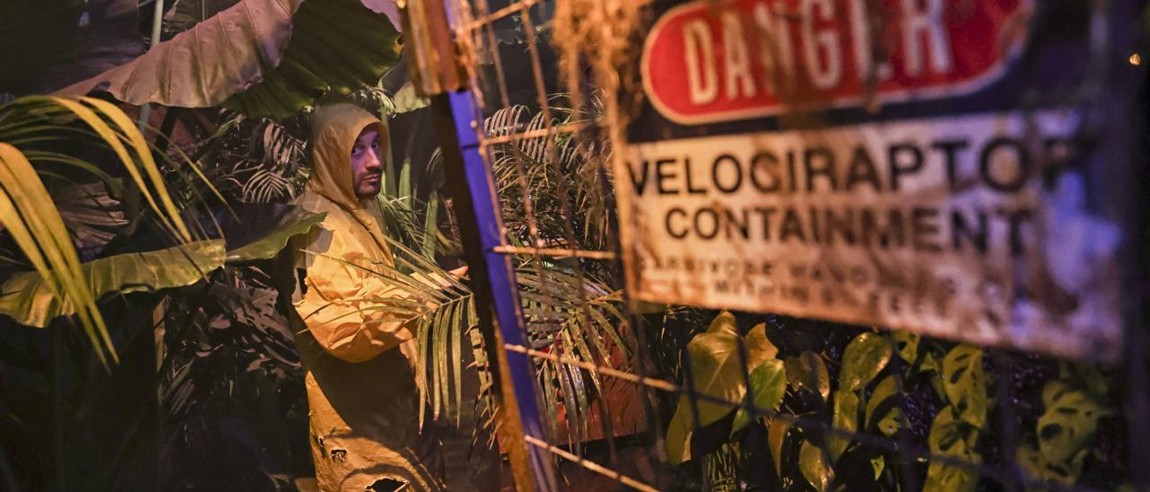 Un jugador cruza la verja de los velociraptors en la jungla tropical del nuevo 'escape room' de Golden Pop: Jurásico.