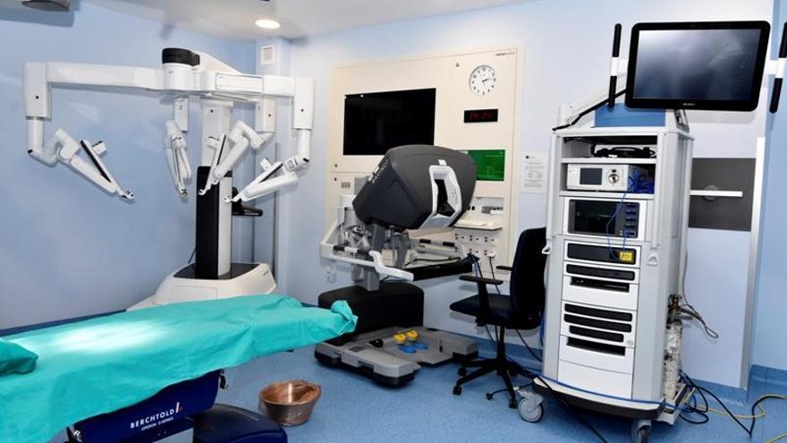 El hospital Reina Sofía incorpora el último modelo del robot quirúrgico Da Vinci