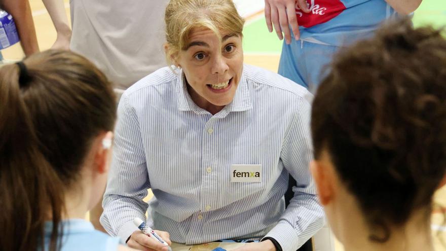 Cris Cantero da instrucciones durante el partido de ayer. // MARTA G.BREA