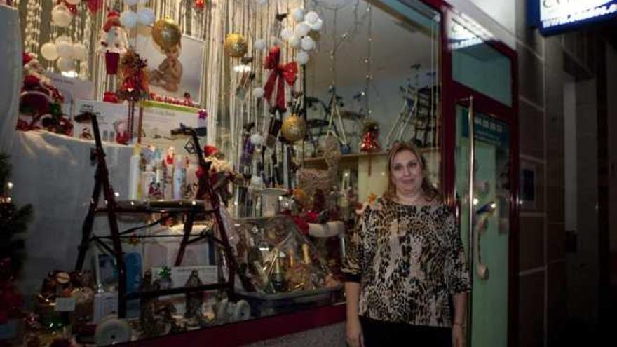 Miriam Cabanillas, a la puerta de su negocio ubicado en La Felguera.