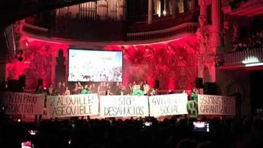 Momento de la sesión de Nacho Vegas, con las pancartas &quot;Stop desahucios&quot;.