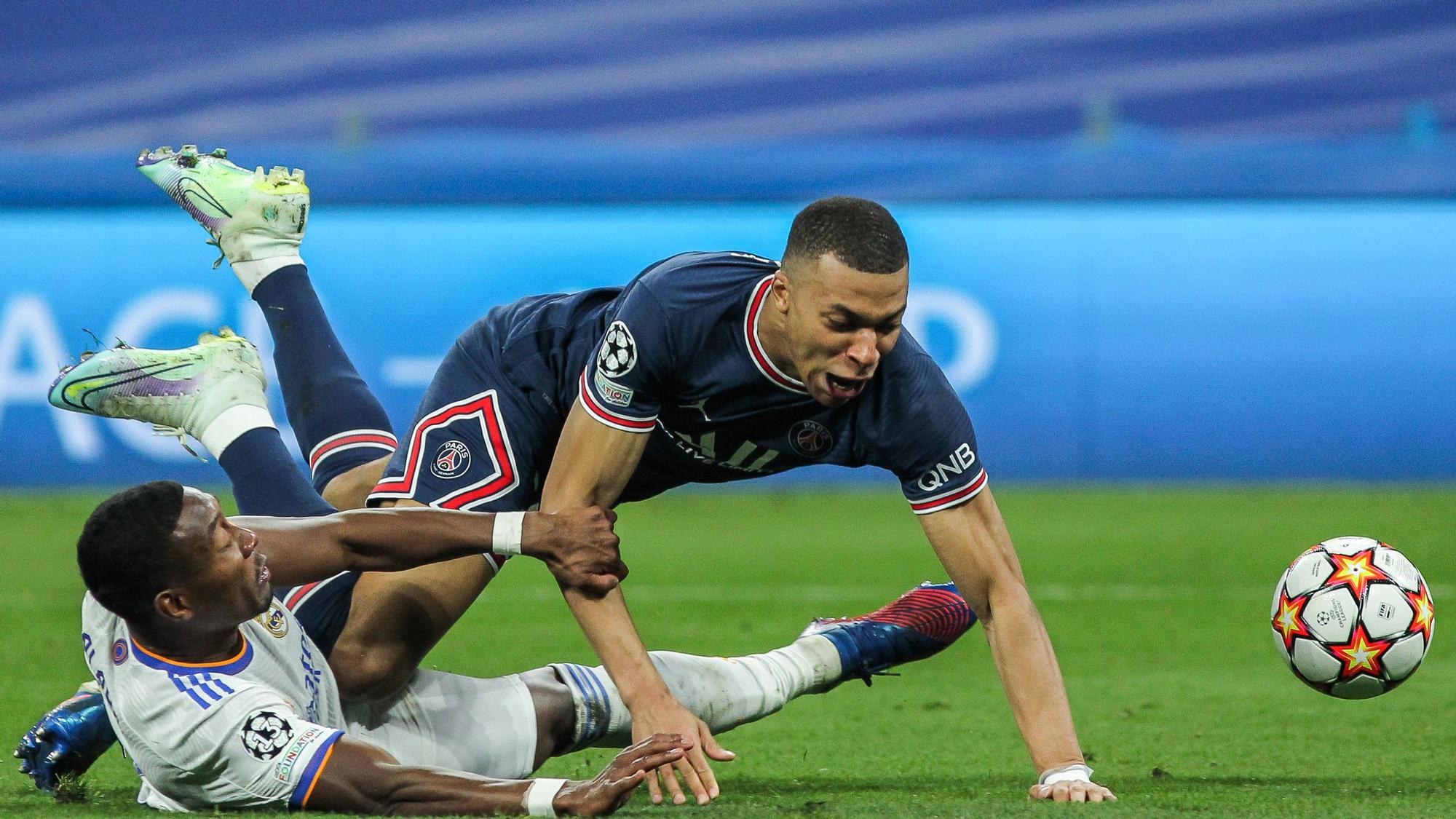 Alaba derriba a Mbappé en el partido de vuelta del Bernabéu.