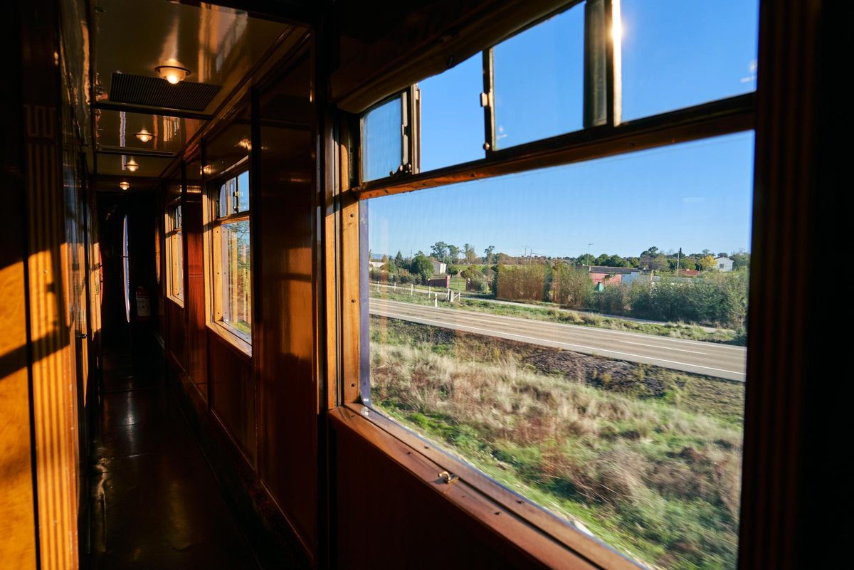 Interior del tren histórico del siglo XX.