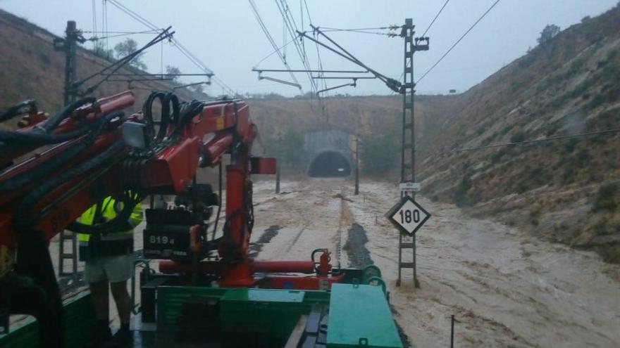 Meteorología rebaja la alerta a naranja y la gota fría sube hacia Valencia por el interior