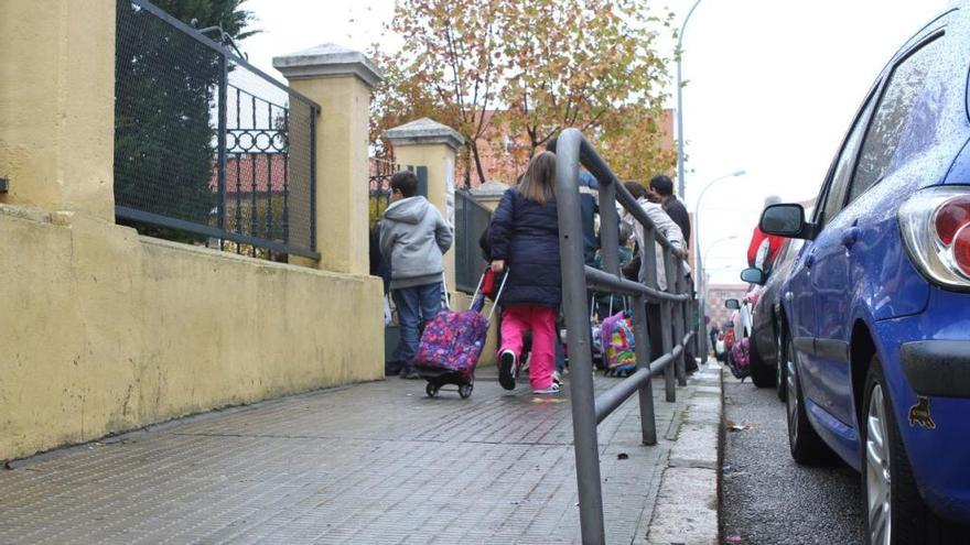 Varios niños a la salida del colegio.