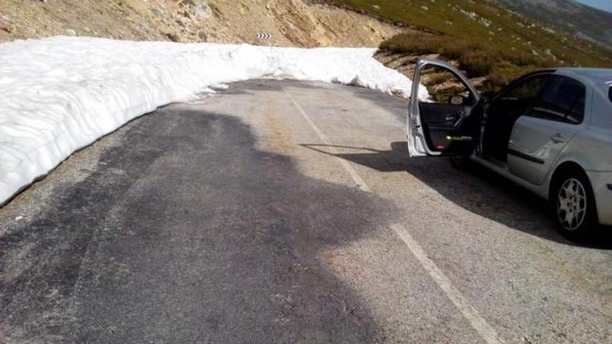 Un vehículo paralizado por la acumulación de nieve en la carretera que enlaza Zamora y León por el alto de Escuredo.