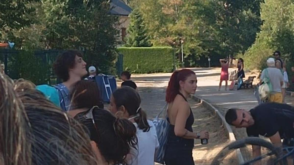 Una columna de humo alerta a los vecinos y visitantes de Villanúa, en el incendio originado esta tarde.