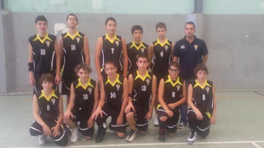 Hugo P. A., el chico fallecido (con el número cinco), junto al resto del equipo de baloncesto de Llíria.