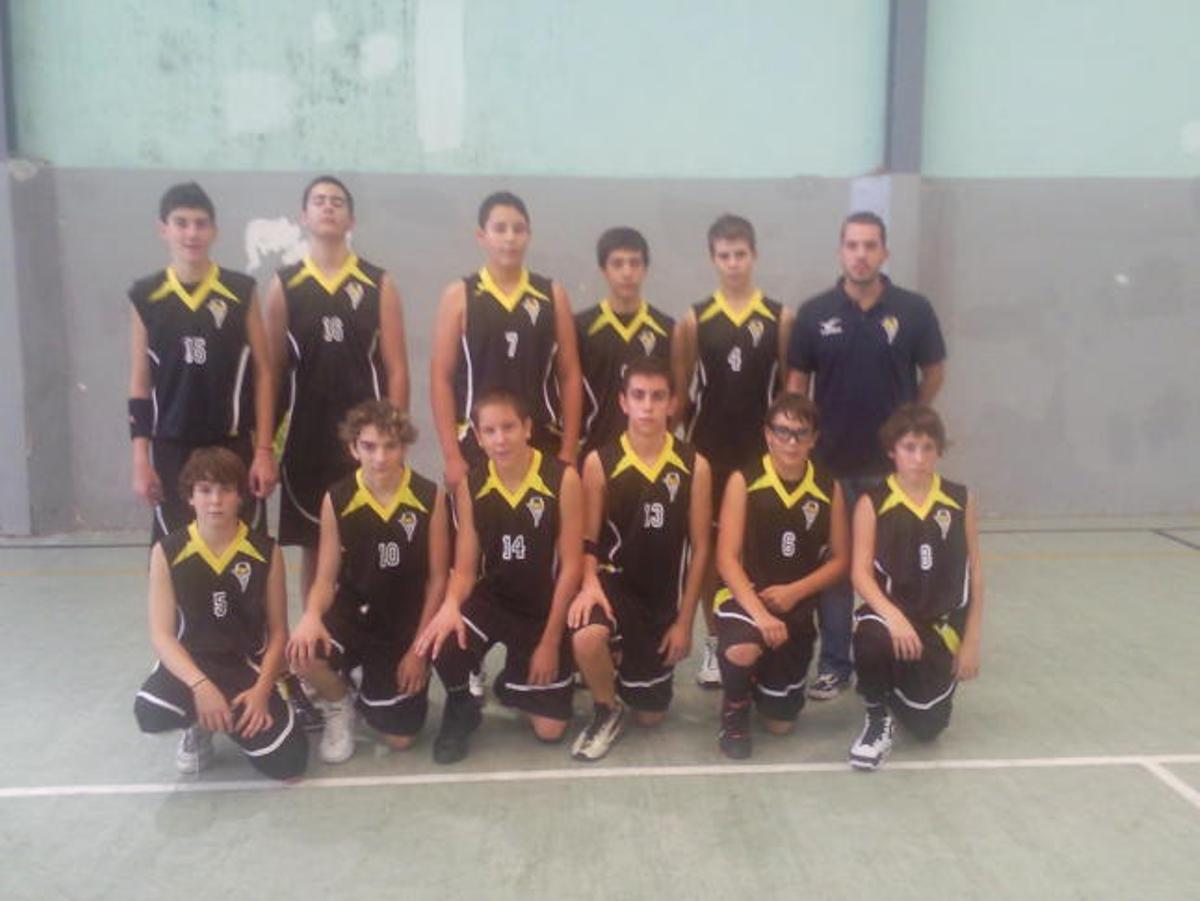 Hugo P. A., el chico fallecido (con el número cinco), junto al resto del equipo de baloncesto de Llíria.