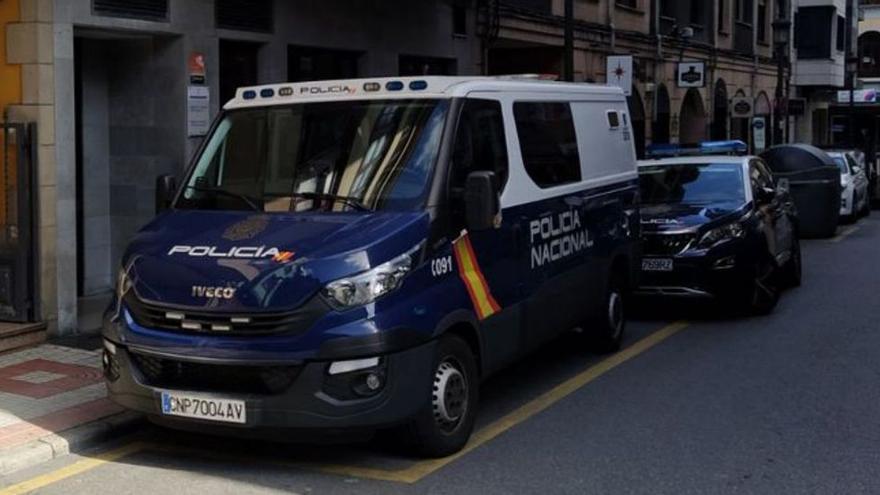 Los vehículos policiales que trasladaron a los detenidos, el pasado domingo, frente al juzgado.