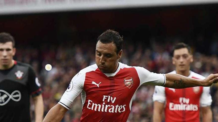 Cazorla lanza un penalti con el Arsenal en septiembre de 2016.