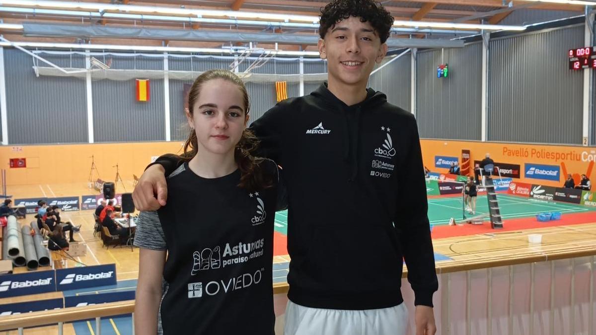 Alma Álvarez y Saúl Bernabeu, jugadores del Bádminton Oviedo.