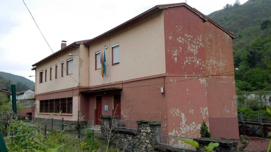 El colegio de Santullano, cerrado desde hace un lustro, en mal estado de conservación.