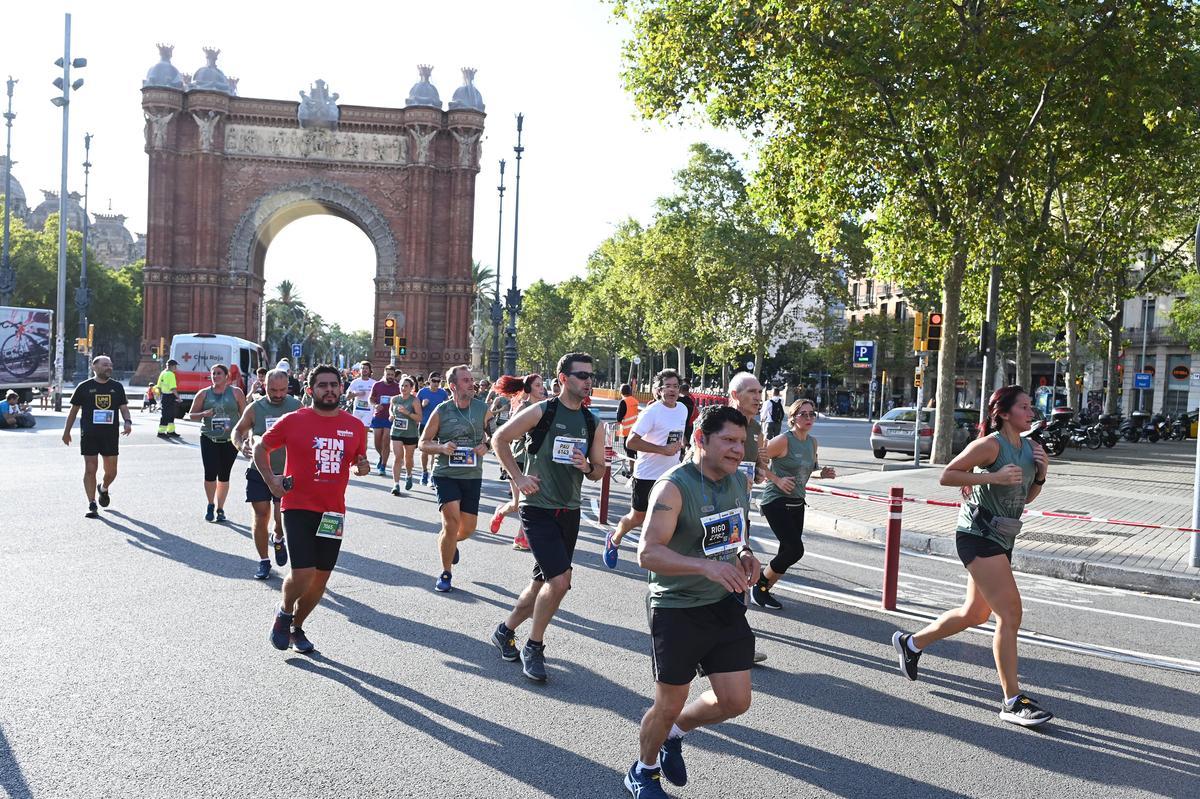 Los corredores tras cruzar el Arco del Triunfo. 