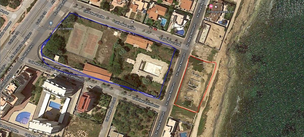 Señalada en rojo la parcela junto al mar calificada como verde y "zona de dominio privado" en el PGOU donde se va a contruir el restaurante. En azul, a la derecha, la finca del hotel resort