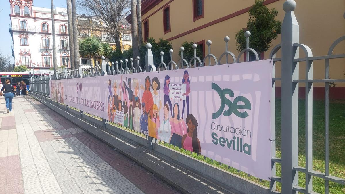 Lona por el 8-M instalada por la Diputación de Sevilla