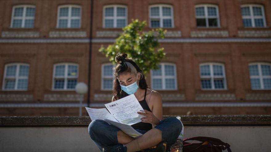 Una joven estudia la EBAU en el campus universitario. | Emilio Fraile