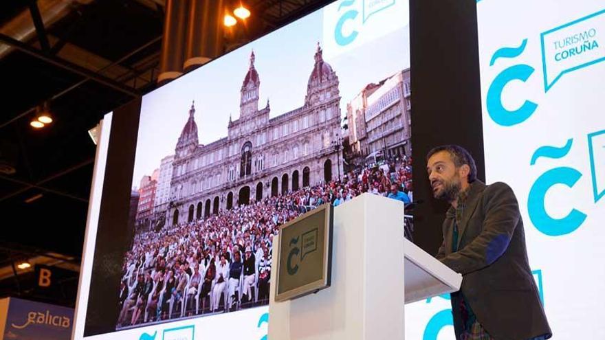 El alcalde Xulio Ferreiro durante la presentación de la oferta turística de la ciudad en Fitur.