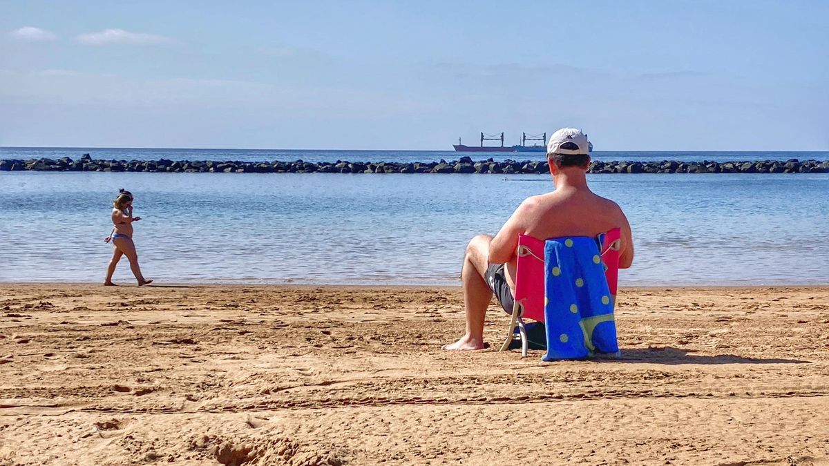 Bañistas este lunes, 30 de junio de 2025, en Las Teresitas, en Santa Cruz de Tenerife