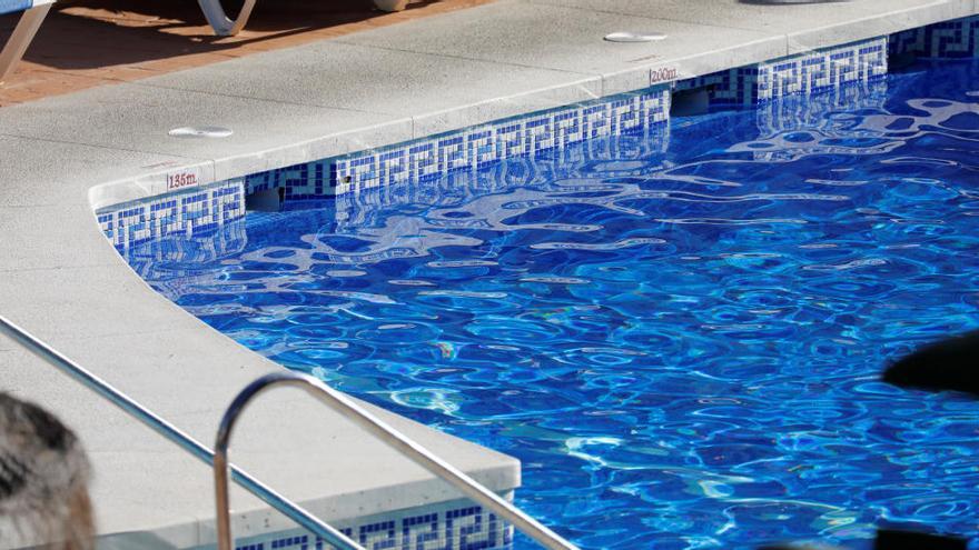 Cap dels morts de la piscina de Mijas sabia nedar, segons un familiar