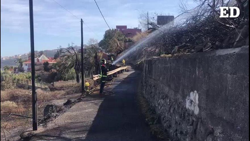 Los bomberos extinguen un incendio en los márgenes de la TF-5