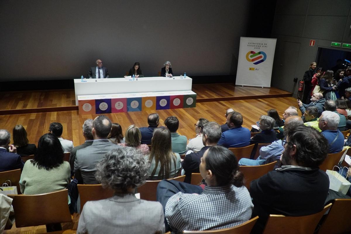 El director general de Tráfico, Pere Navarro, inaugura en A Coruña la jornada Peatones y Seguridad Vial, celebrada en la Domus.