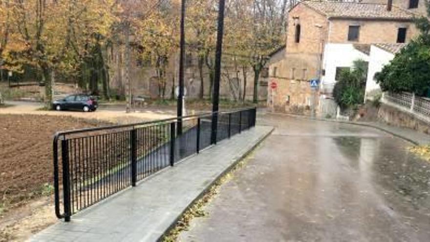 El nou accés a la urbanització banyolina.