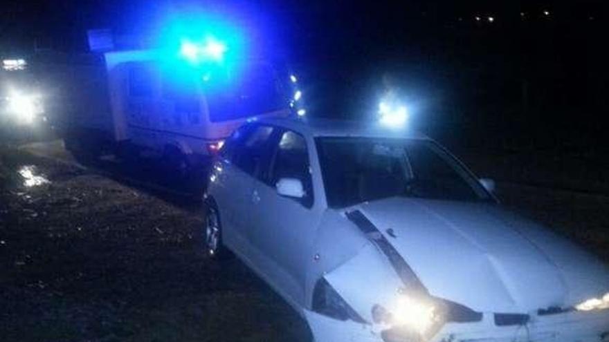 Vehículo accidentado en Cambados de madrugada.  // Faro