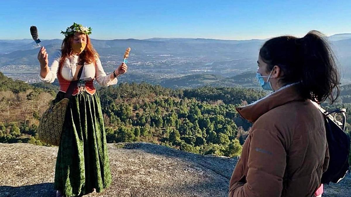 Na Poza do Rego de Pedra, falándolle aos visitantes dos anfibios que logo lles amosará na auga.