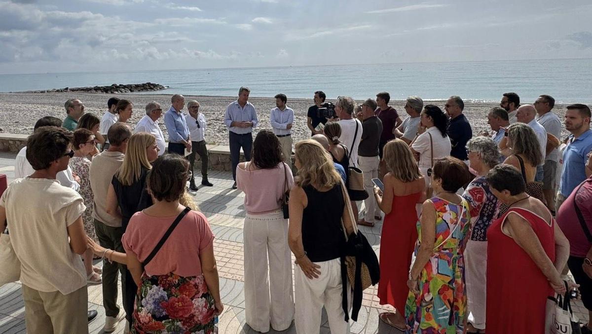 Los vecinos asistentes a la visita del vicepresidente tercero y conseller, a la playa de Moncofa.