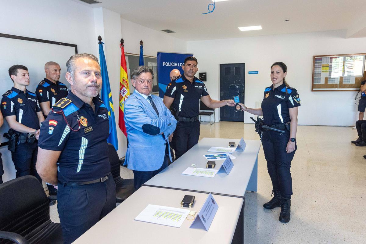 25 nuevos agentes interinos recogen sus acreditaciones policiales tras superar un intenso periodo de prácticas.